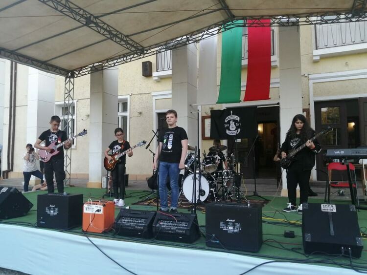 Първи самостоятелен концерт на Наутилус бенд - Първомай