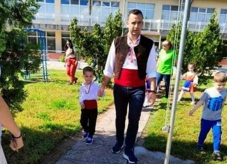 Деца показаха на родителите си наученото в часовете по народни танци