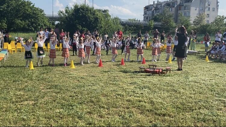 Деца показаха на родителите си наученото в часовете по народни танци