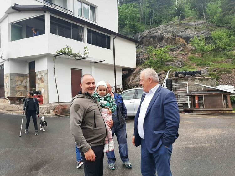 Смолянчани си построиха сами детска площадка, общината им даде люлки 