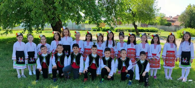 Деца показаха на родителите си наученото в часовете по народни танци