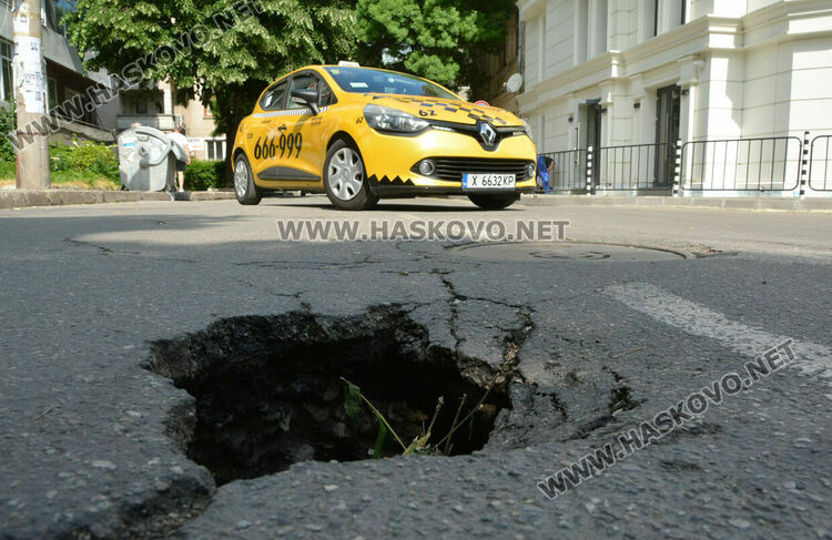 Дупка се образува в асфалта на улица „Добруджа“, „Екопрогрес“ я запълва