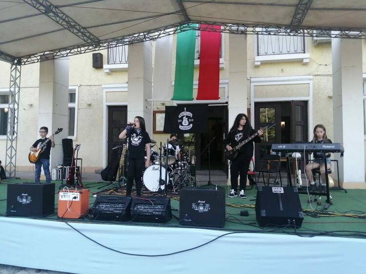 Първи самостоятелен концерт на Наутилус бенд - Първомай