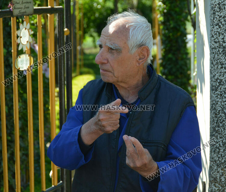 Бивш директор на училище намери портмоне с пари и го върна на собственичката му