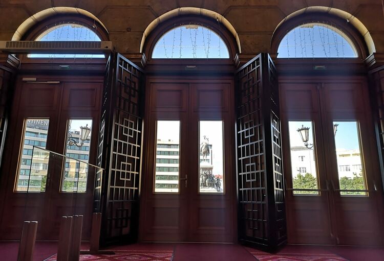 Сложиха метални решетки на входа на Народното събрание