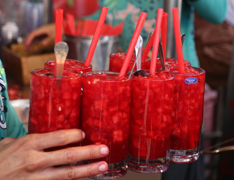 Хора продават сок от диня край пътя на фона на гореща вълна в Карачи, Пакистан, 14 май 2022 г.  EPA/REHAN KHAN