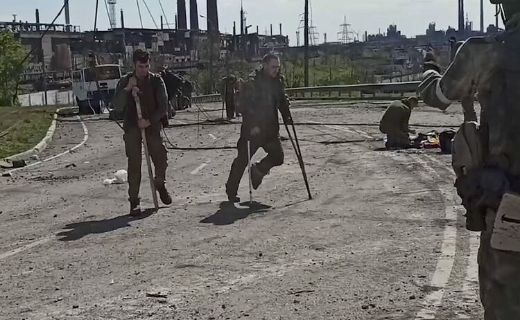 Стопкадър от видео от 17 април 2022 г. и предоставено от пресслужбата на руското министерство на отбраната на 18 април 2022 г. показва украински военнослужещи от обсадения стоманодобив завод Азовстал, които се готвят за евакуация, Мариупол, Украйна, 17 май 2022 г. Сн.: EPA/RUSSIAN DEFENCE MINISTRY PRESS SERVICE