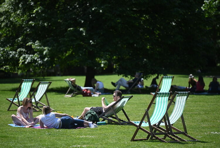 Хората седят на слънце в Сейнт Джеймс Парк в Лондон, Великобритания, 17 май 2022 г. - най-горещият ден в годината във Великобритания. EPA/NEIL HALL