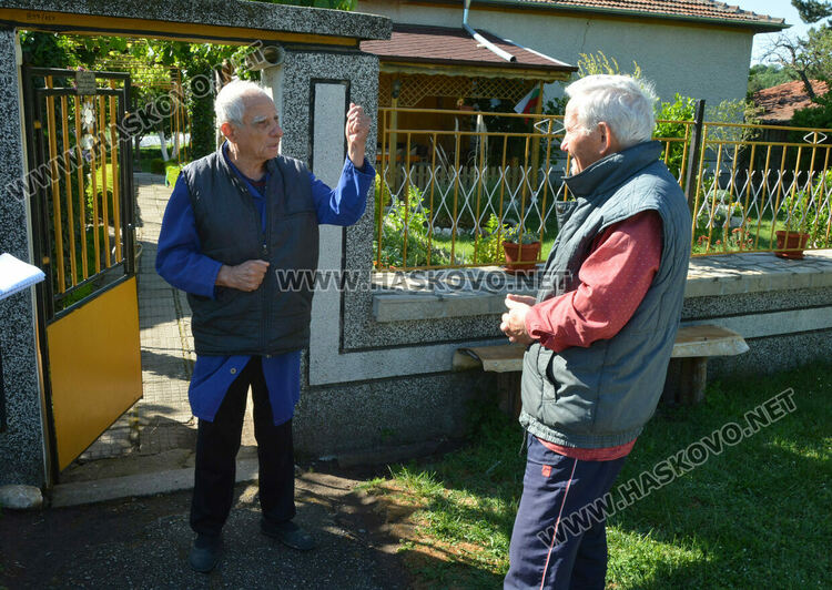 Бивш директор на училище намери портмоне с пари и го върна на собственичката му