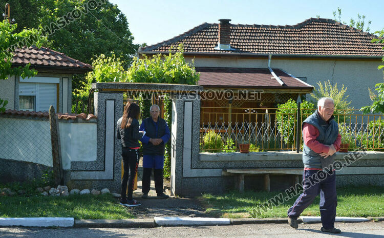 Бивш директор на училище намери портмоне с пари и го върна на собственичката му