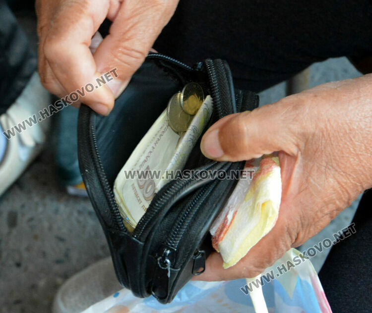 Бивш директор на училище намери портмоне с пари и го върна на собственичката му