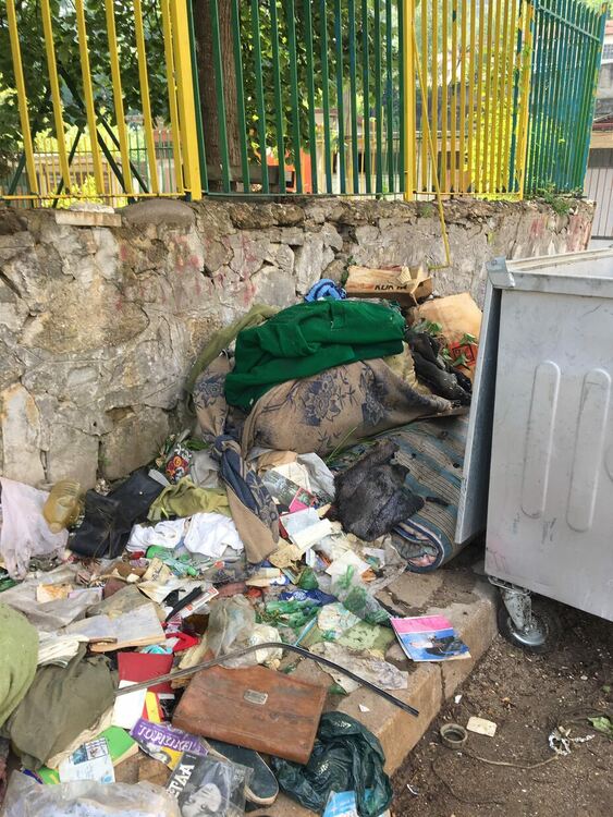 Устовци се жалват от съграждани, натрупали  боклуци около контейнерите