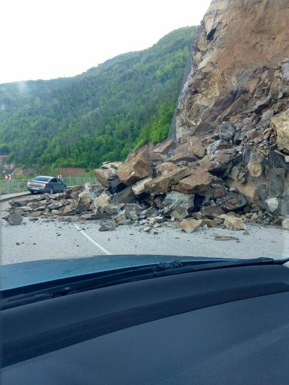 Свлачище затруднява движението по пътя Рудозем-Смилян