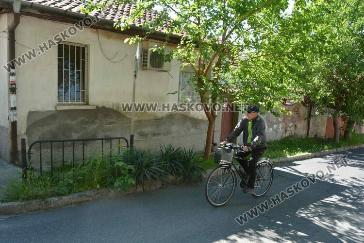 Хасковлийки се жалват от трева на тротоара, „Екопрогрес“ коси по график