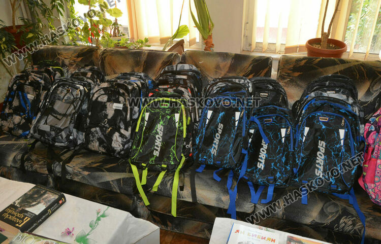 Хасковски тракийци даряват раници и книги на децата от българското Неделно училище в Одрин