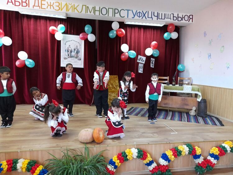 Празнува училище "Кирил и Методий", Първомай