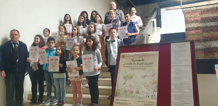 Наградиха участници в конкурса за детска рисунка &bdquo;С очите си видях бедата&ldquo;.