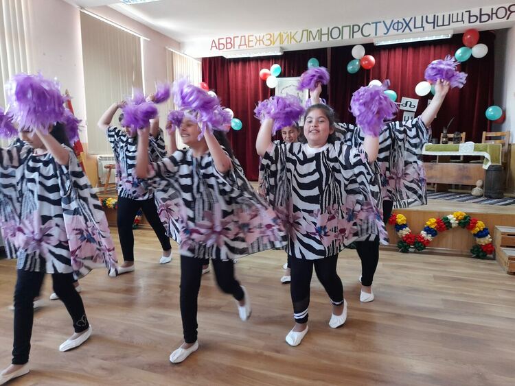 Празнува училище "Кирил и Методий", Първомай