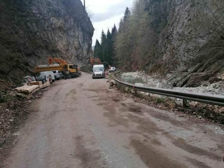 Затварят напълно за десет дни пътя Тешел-Триград