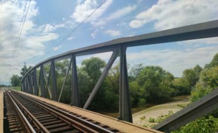 Стоманен железопътен мост се изгражда над река Струма