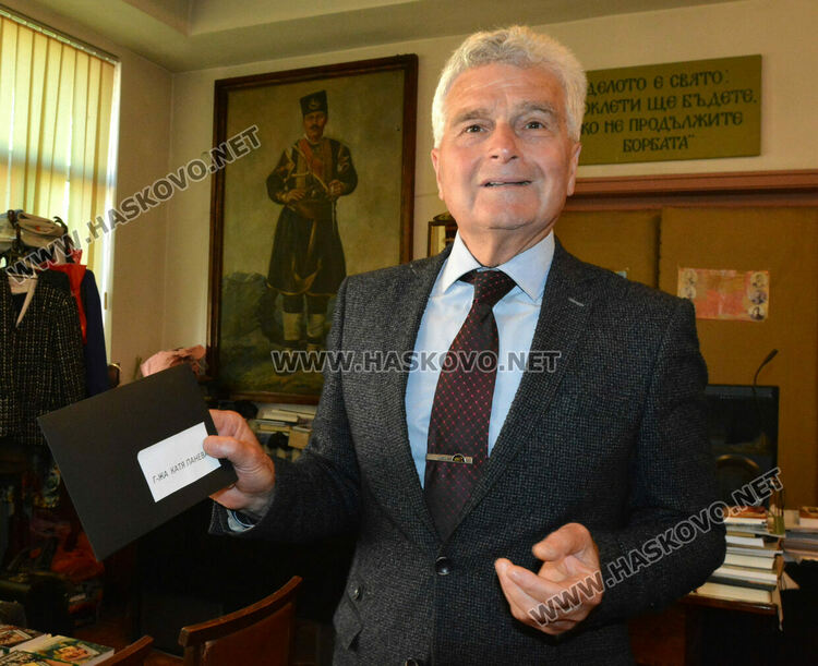 Хасковски тракийци даряват раници и книги на децата от българското Неделно училище в Одрин