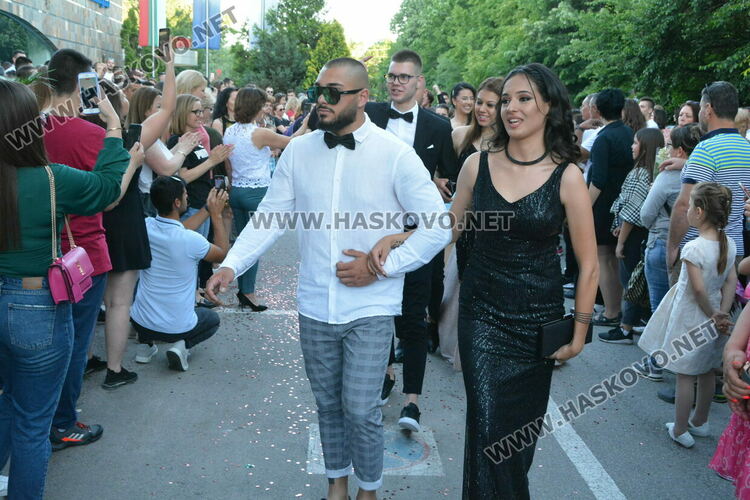 Сезона на баловете в Хасково откриха зрелостниците  от Царската гимназия