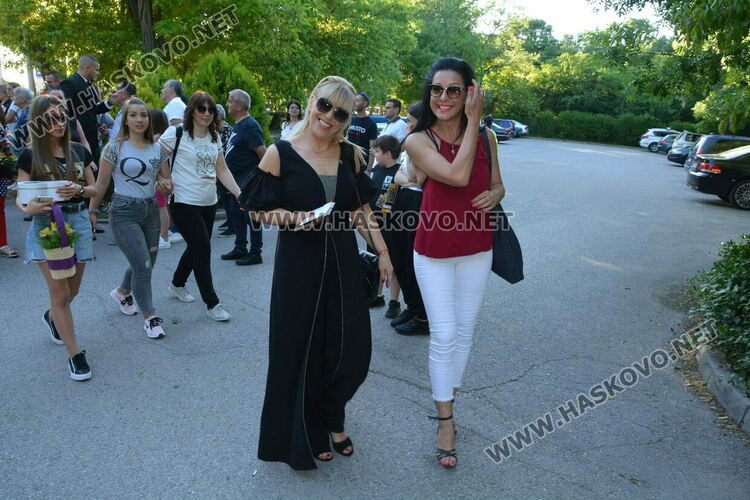 Сезона на баловете в Хасково откриха зрелостниците  от Царската гимназия