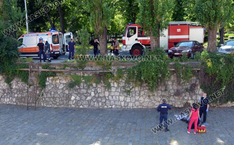 Мъж е падналият в реката човек, носят го близо километър, за да го извадят