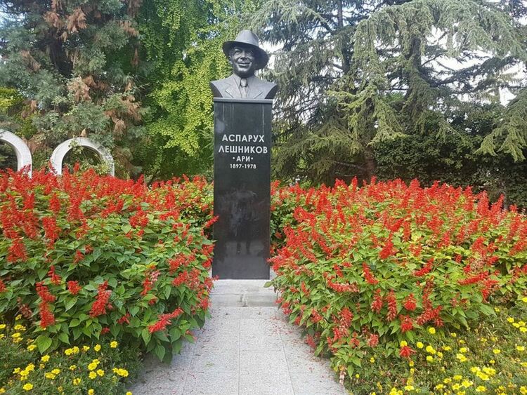 Внучката на Ари Джесика Лешникова излиза на сцената в Хасково