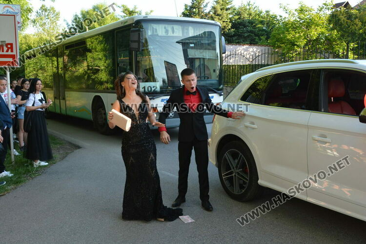 Сезона на баловете в Хасково откриха зрелостниците  от Царската гимназия