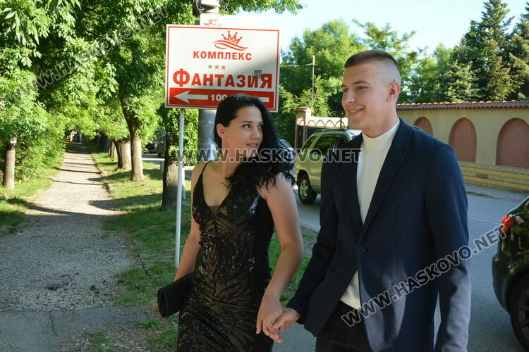 Сезона на баловете в Хасково откриха зрелостниците  от Царската гимназия