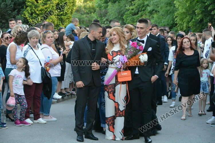 Сезона на баловете в Хасково откриха зрелостниците  от Царската гимназия