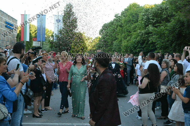 Сезона на баловете в Хасково откриха зрелостниците  от Царската гимназия
