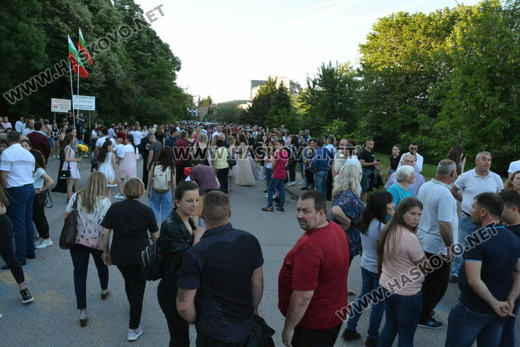 Сезона на баловете в Хасково откриха зрелостниците  от Царската гимназия