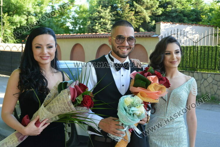 Сезона на баловете в Хасково откриха зрелостниците  от Царската гимназия