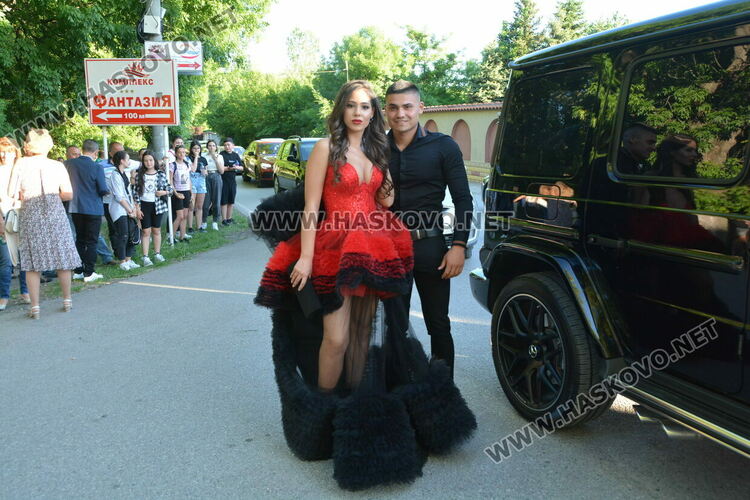 Сезона на баловете в Хасково откриха зрелостниците  от Царската гимназия