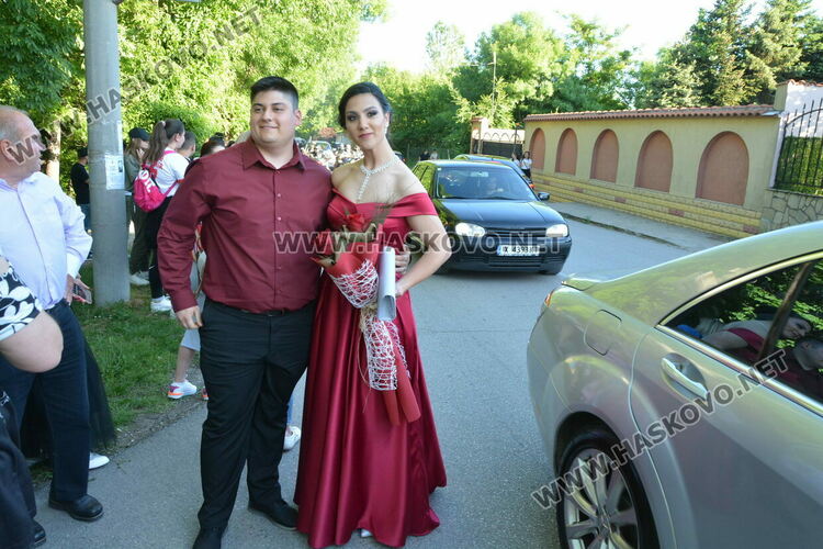 Сезона на баловете в Хасково откриха зрелостниците  от Царската гимназия