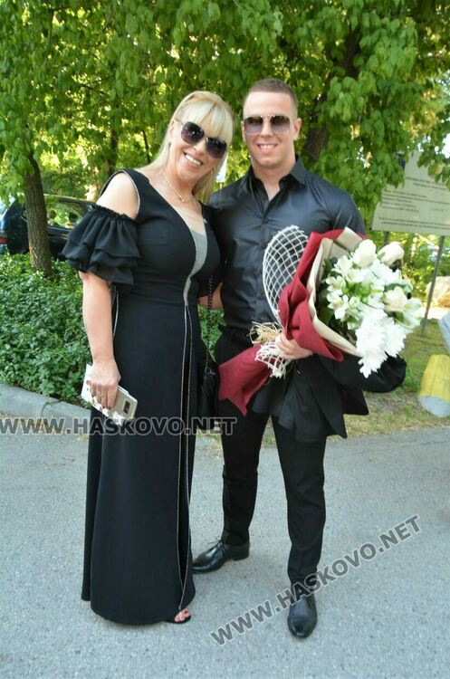 Сезона на баловете в Хасково откриха зрелостниците  от Царската гимназия