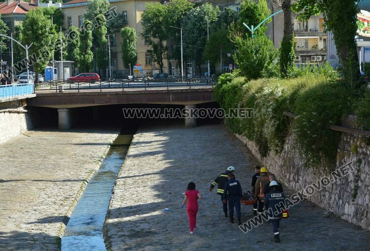 Мъж е падналият в реката човек, носят го близо километър, за да го извадят