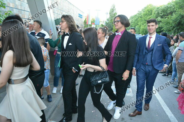 Сезона на баловете в Хасково откриха зрелостниците  от Царската гимназия