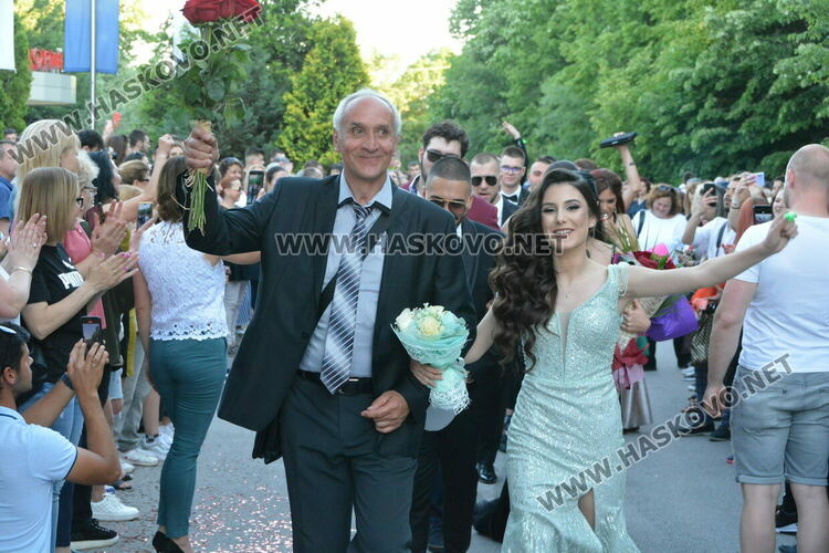 Сезона на баловете в Хасково откриха зрелостниците  от Царската гимназия