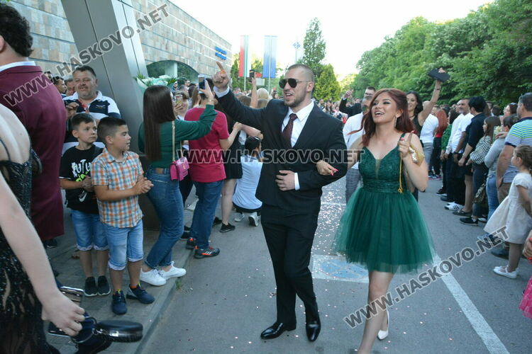 Сезона на баловете в Хасково откриха зрелостниците  от Царската гимназия