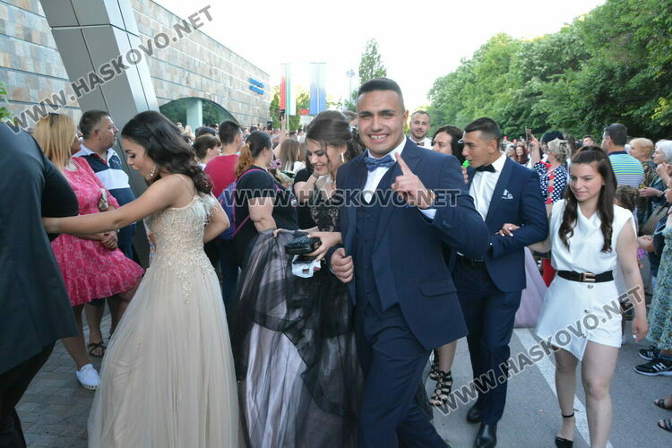 Сезона на баловете в Хасково откриха зрелостниците  от Царската гимназия