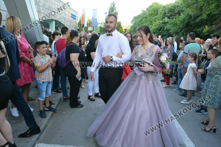 Сезона на баловете в Хасково откриха зрелостниците  от Царската гимназия