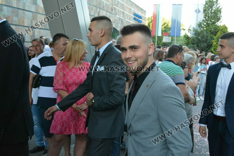 Сезона на баловете в Хасково откриха зрелостниците  от Царската гимназия