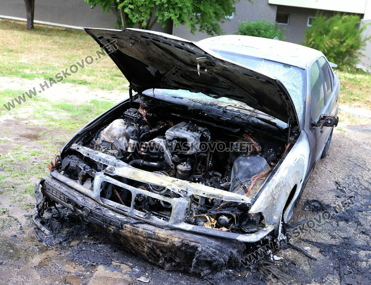 Кола изгоря в  „Бадема“