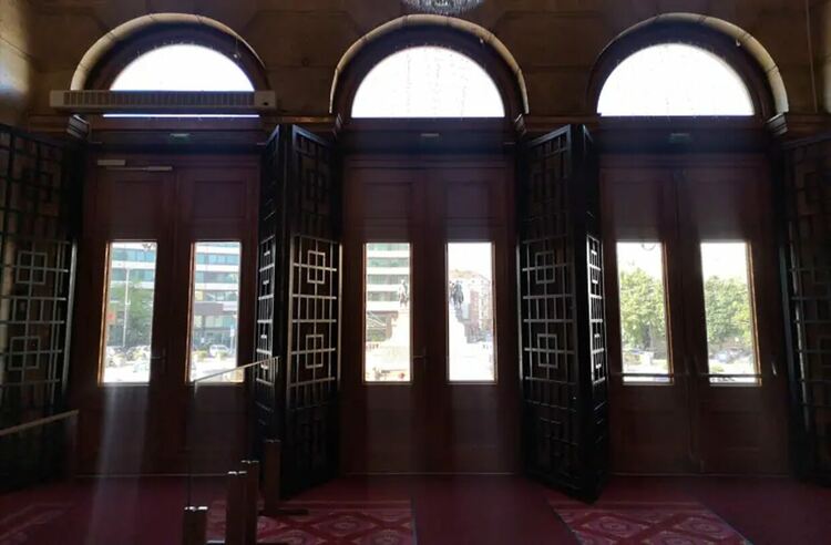 Вратите на парламента отново са без решетки