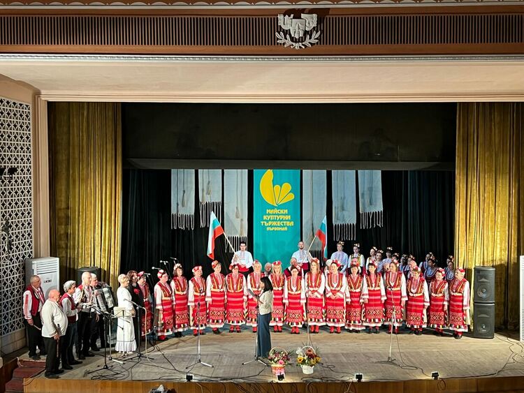 Фолклорът отново завладя сцената на Първомайското читалище