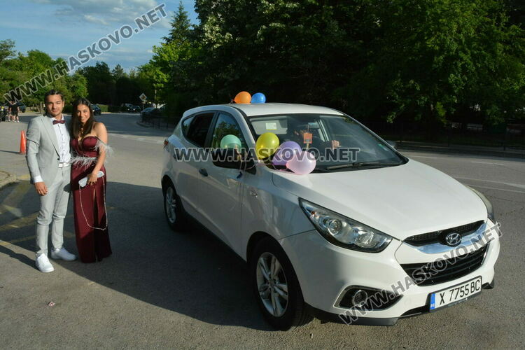 Ретро коли возиха абитуриенти от Гимназията по туризъм