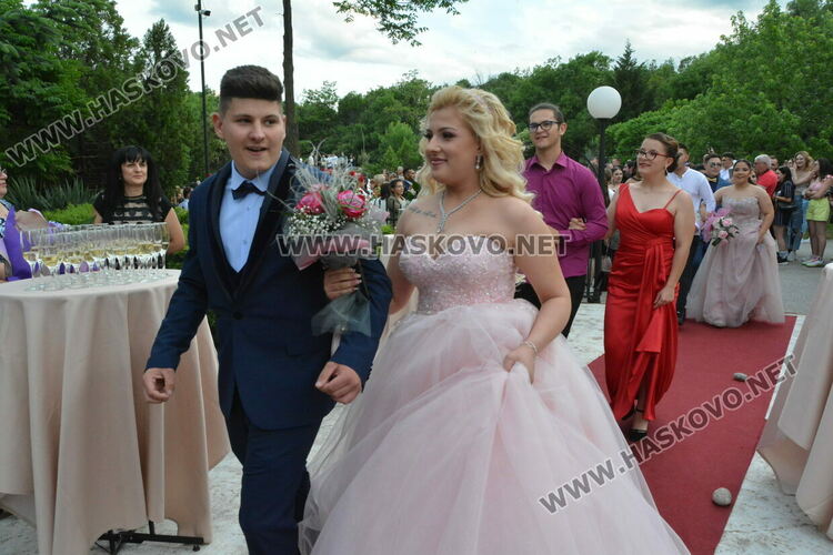 Ретро коли возиха абитуриенти от Гимназията по туризъм